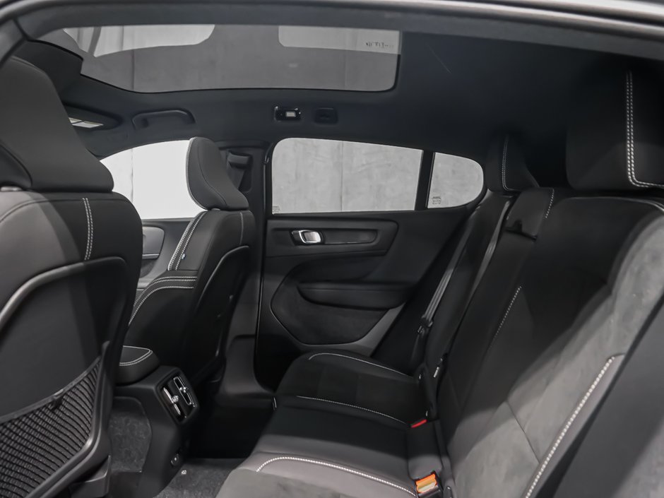 2026 Volvo EC40 Twin Motor, Ultra Black Edition-11