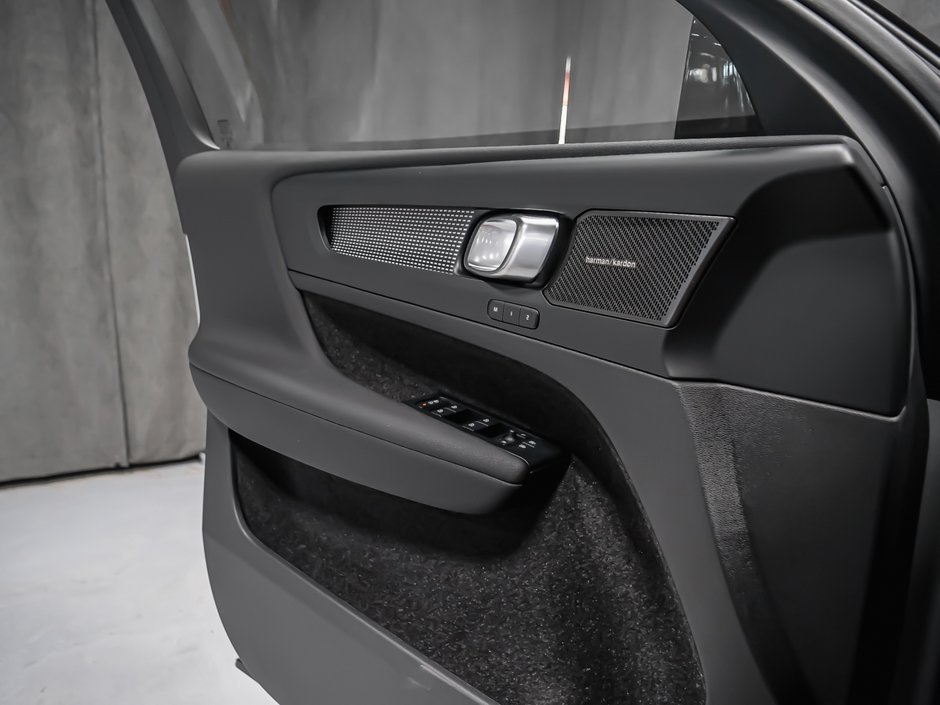 2026 Volvo EC40 Twin Motor, Ultra Black Edition-9