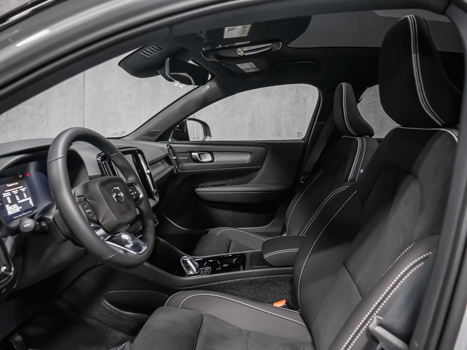 2026 Volvo EC40 Twin Motor, Ultra Black Edition-10