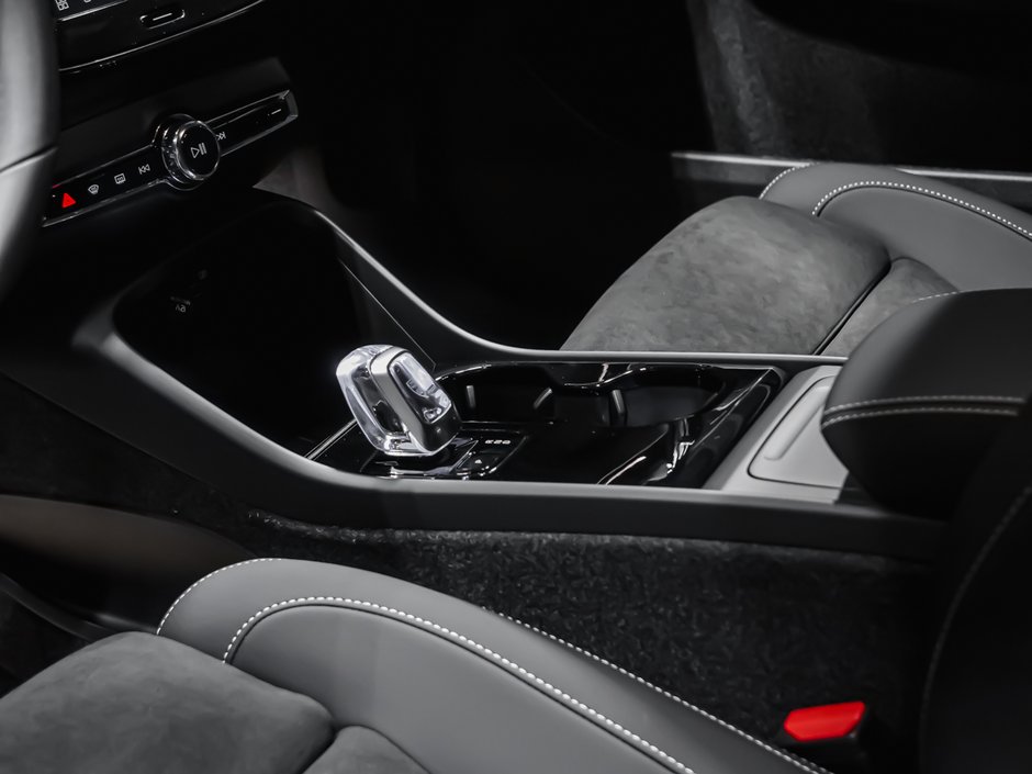 2026 Volvo EC40 Twin Motor, Ultra Black Edition-10