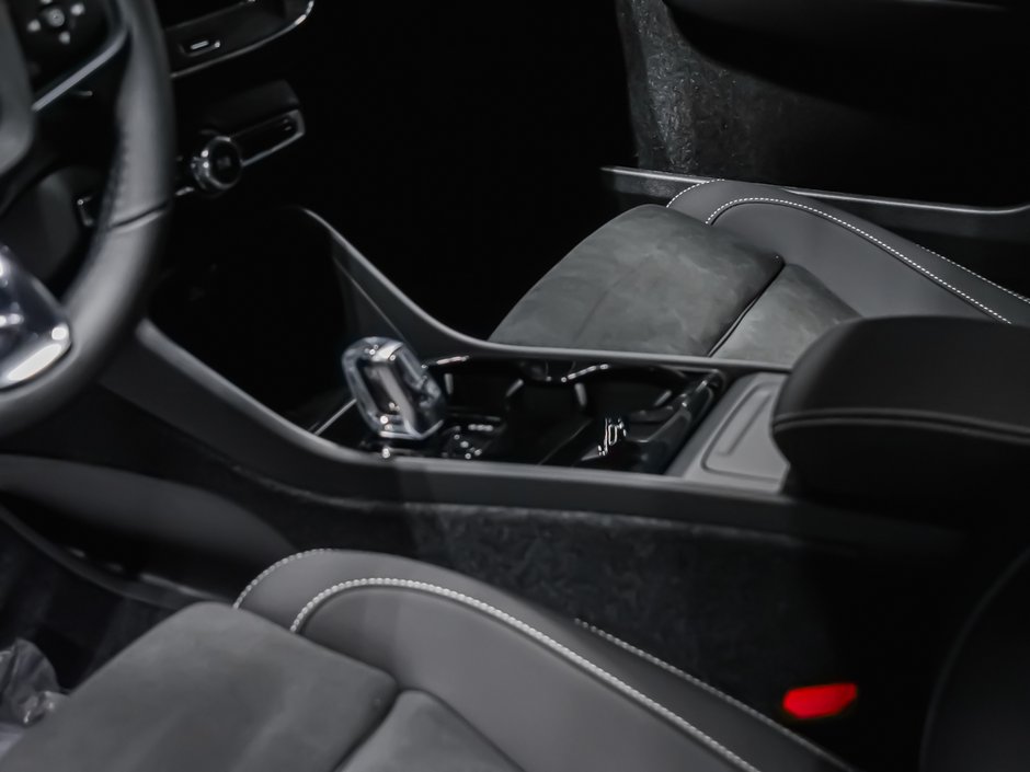 2026 Volvo EC40 Twin Motor, Ultra Black Edition-8