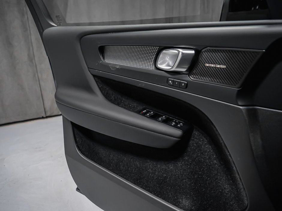 2026 Volvo EC40 Twin Motor, Ultra Black Edition-10