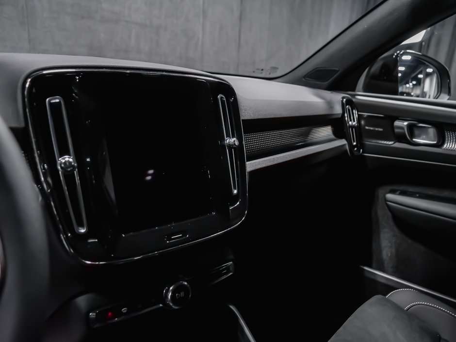 2026 Volvo EC40 Twin Motor, Ultra Black Edition-12