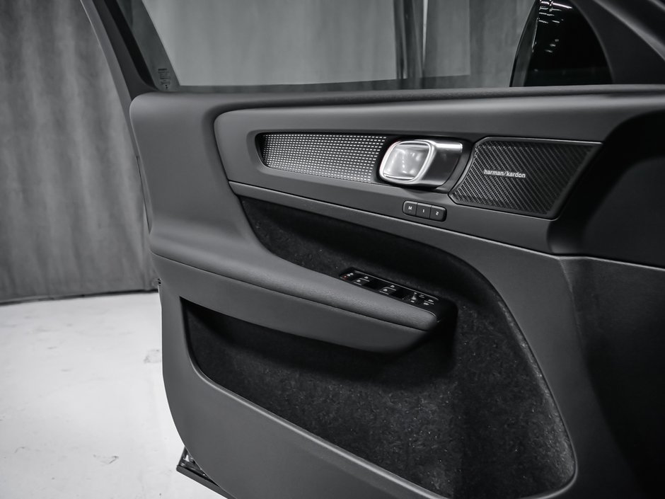 2026 Volvo EC40 Twin Motor, Ultra Black Edition-10