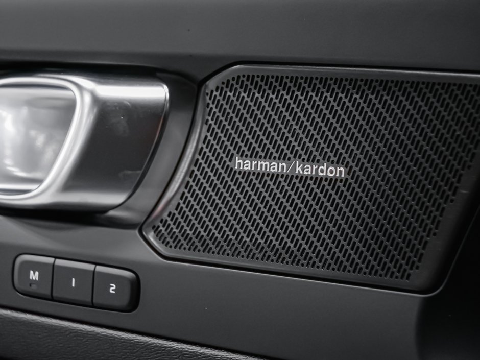 2026 Volvo EC40 Twin Motor, Ultra Black Edition-11