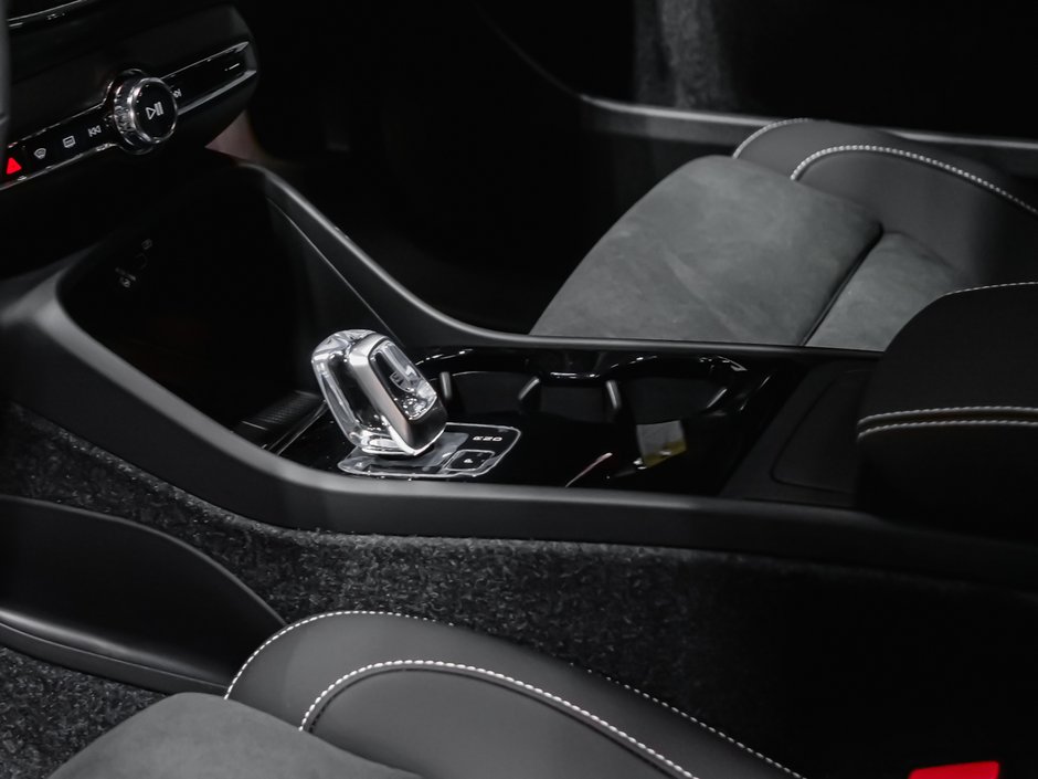 2026 Volvo EC40 Twin Motor, Ultra Black Edition-8