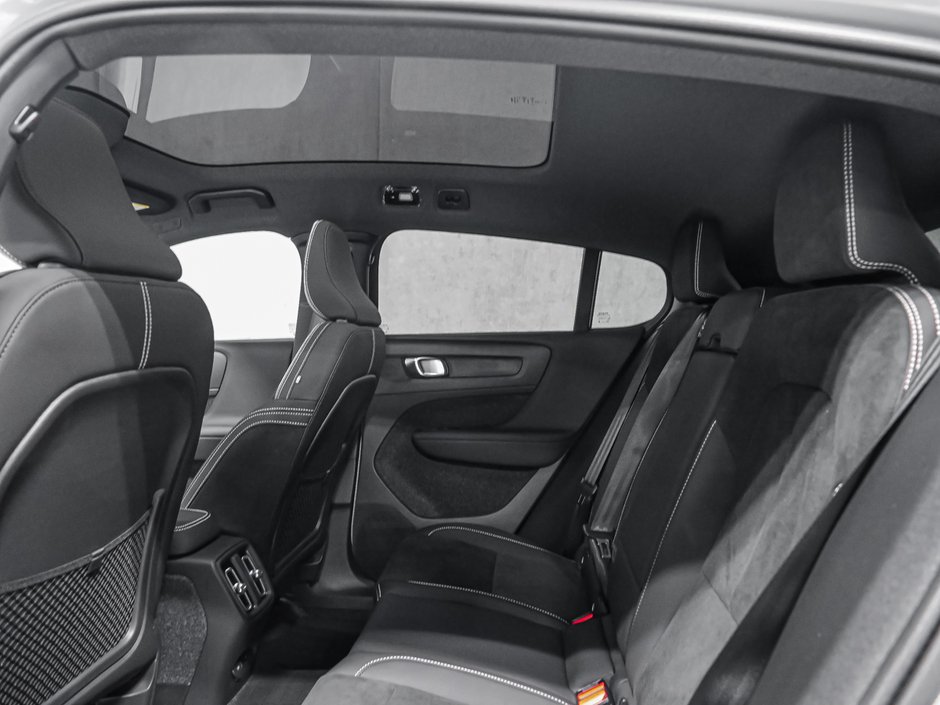 2026 Volvo EC40 Twin Motor, Ultra Black Edition-11