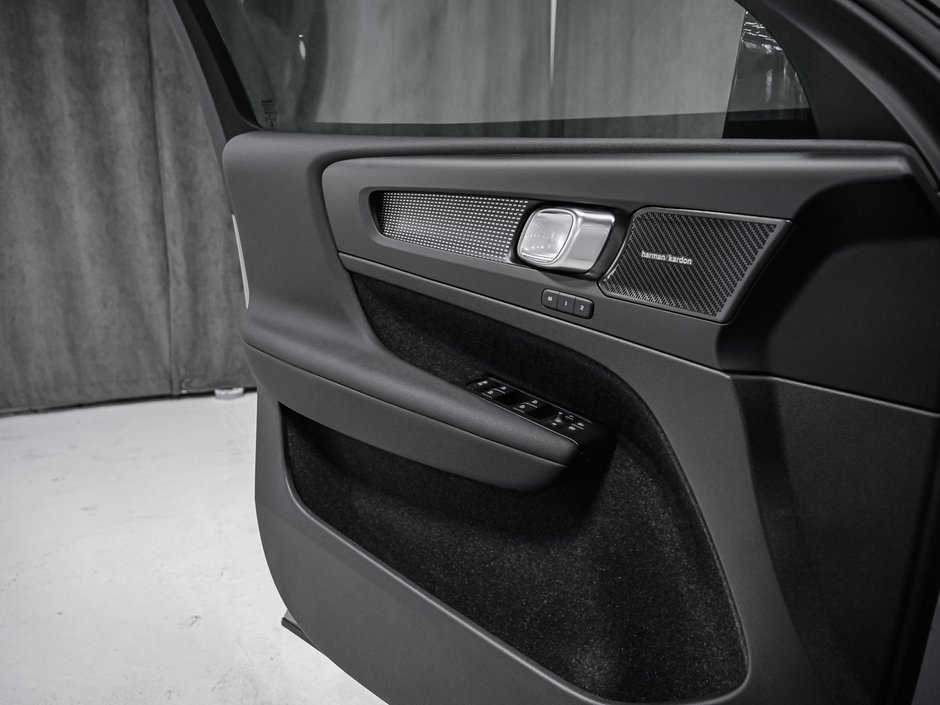 2026 Volvo EC40 Twin Motor, Ultra Black Edition-8