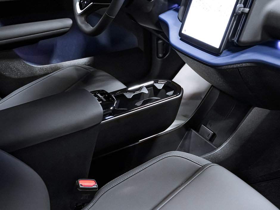 2025 Volvo EX30 Plus-32