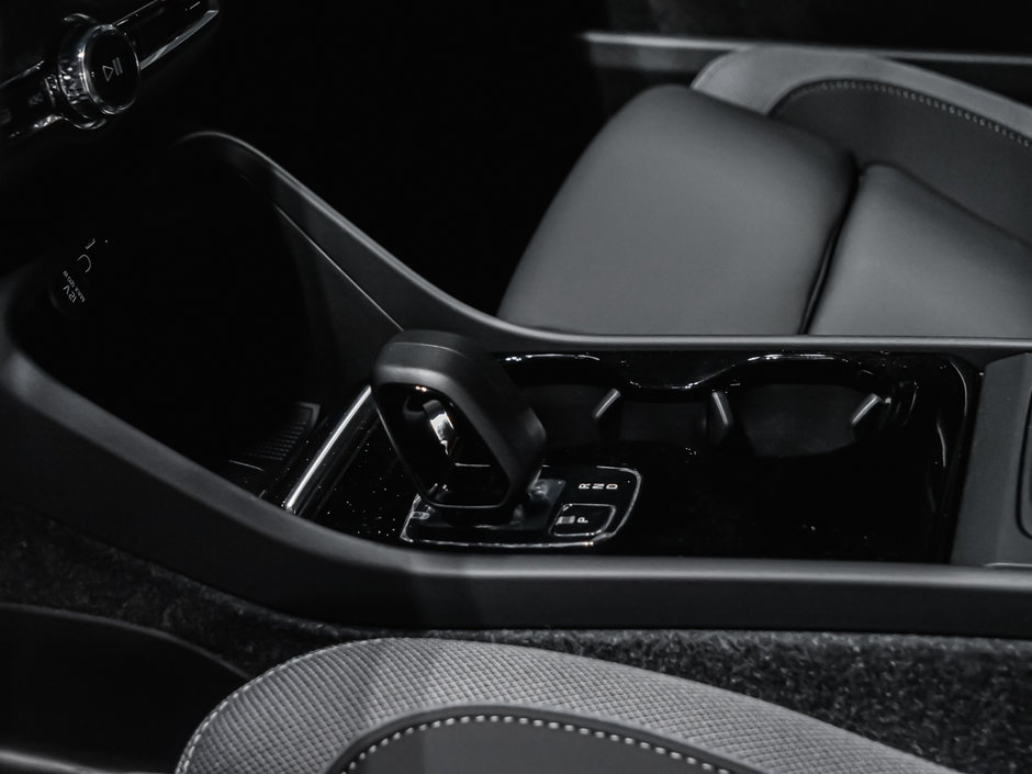 2025 Volvo EX40 TWIN Plus-13