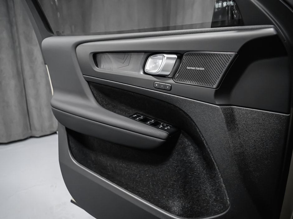 2025 Volvo EX40 TWIN Ultra-16