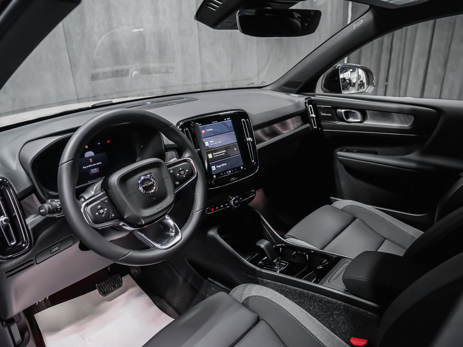 2025 Volvo EX40 TWIN Ultra-13