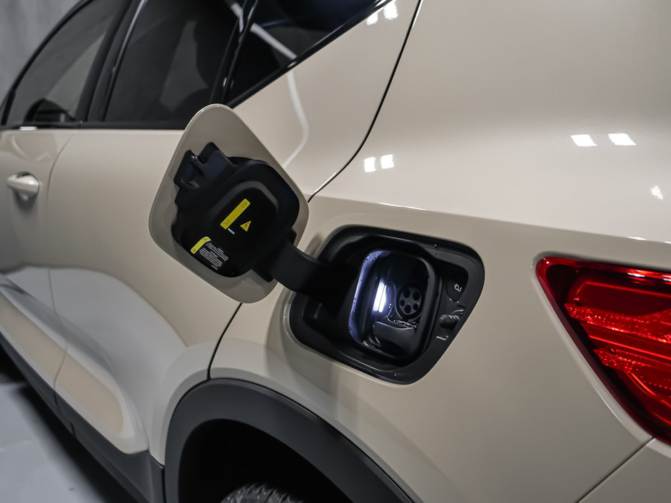 2025 Volvo EX40 TWIN Ultra-12