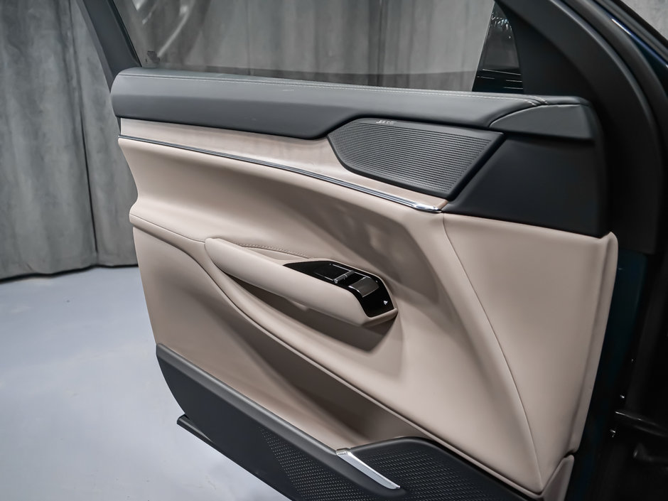 2025 Volvo EX90 Plus 7-Passenger-15