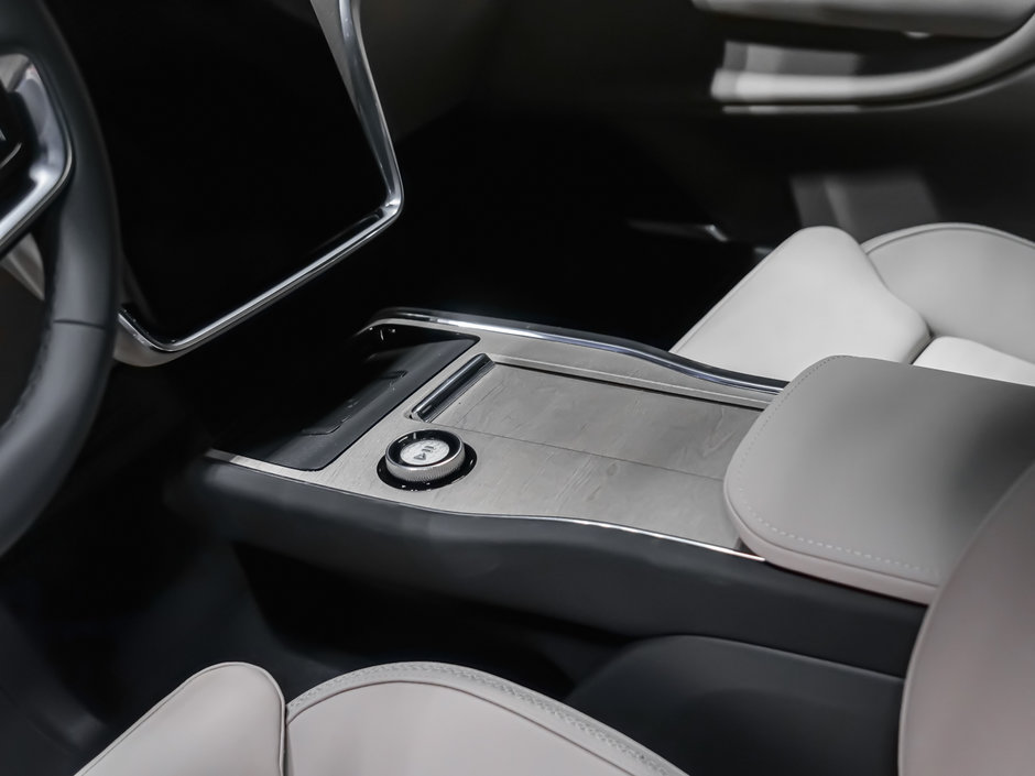 2025 Volvo EX90 Plus 7-Passenger-13