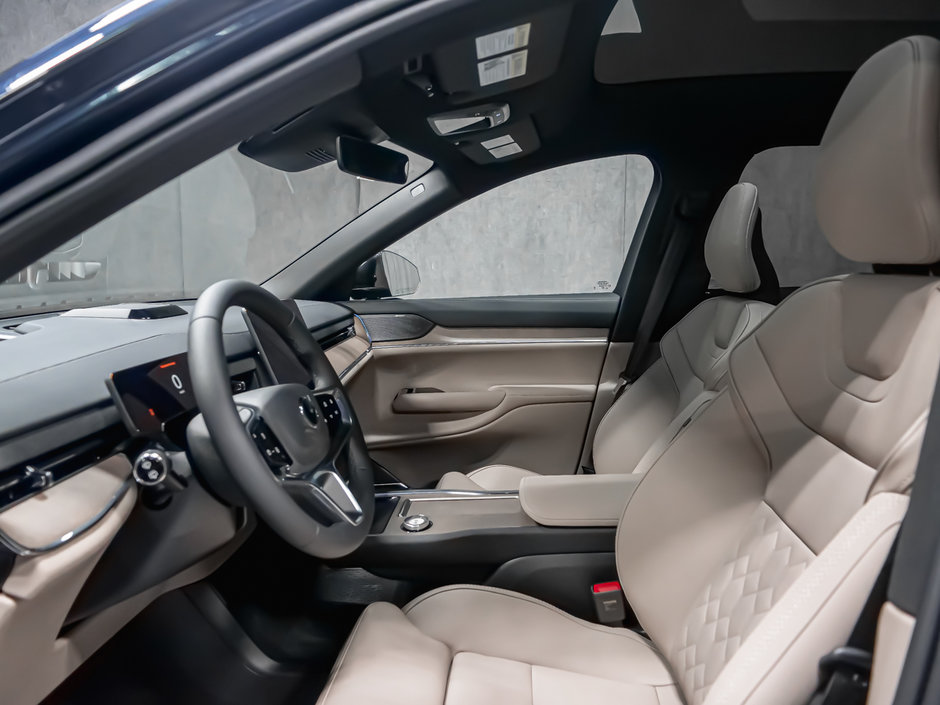 2025 Volvo EX90 Plus 7-Passenger-29