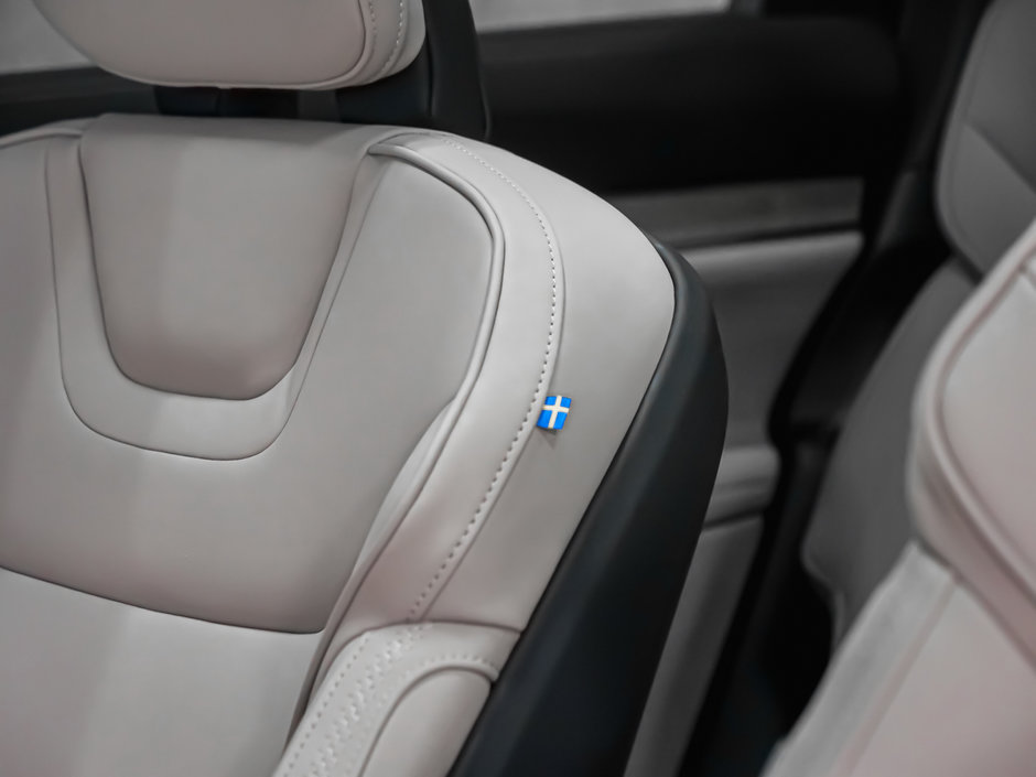 2025 Volvo EX90 Plus 7-Passenger-32