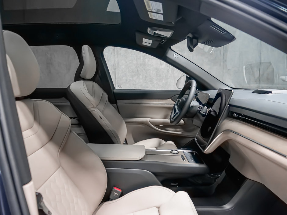 2025 Volvo EX90 Plus 7-Passenger-24