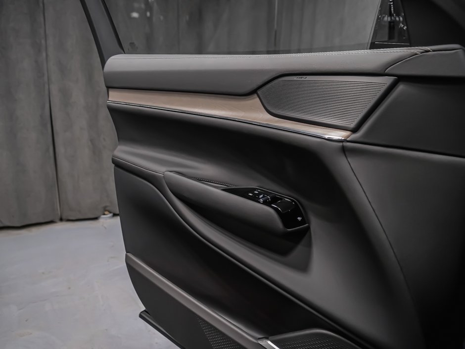 2025 Volvo EX90 Plus 7-Passenger-19