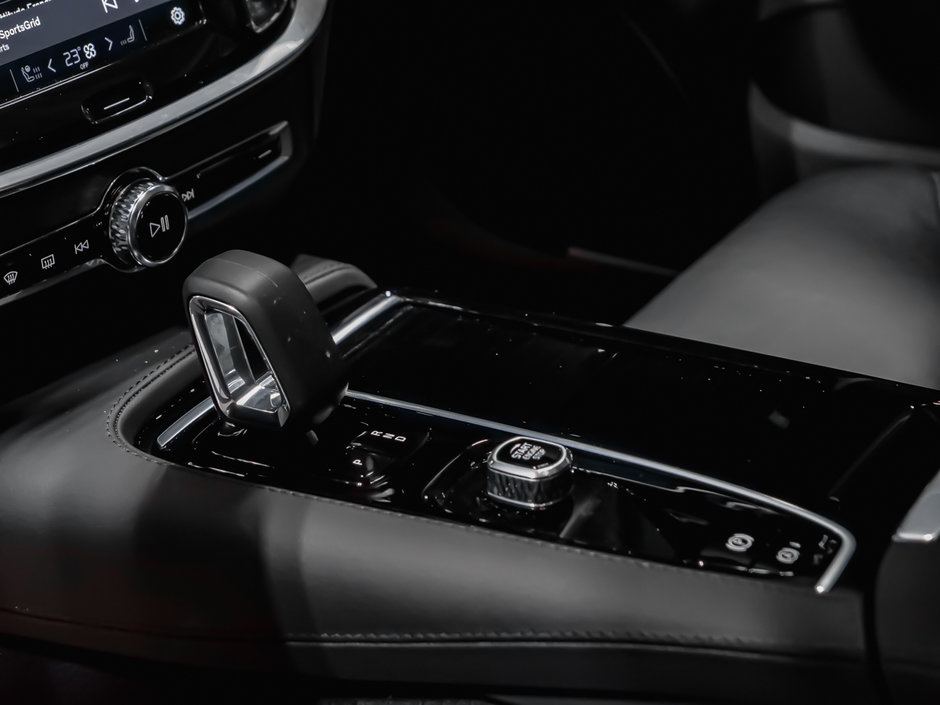 Volvo S60 Plug-In Hybrid Core Dark 2025-13