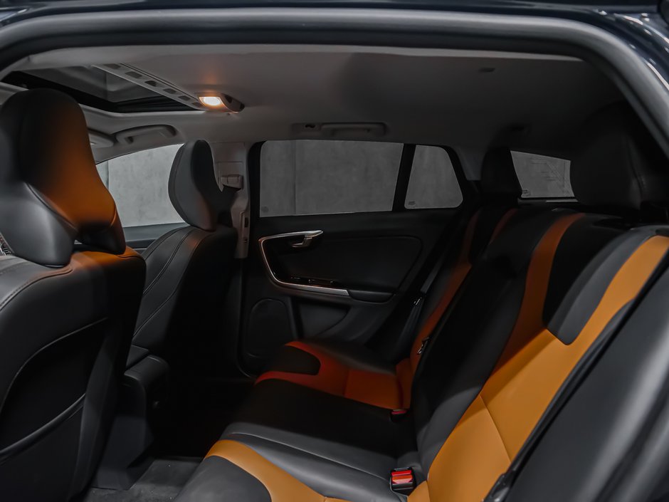 2018 Volvo V60 Cross Country PREMIER-13