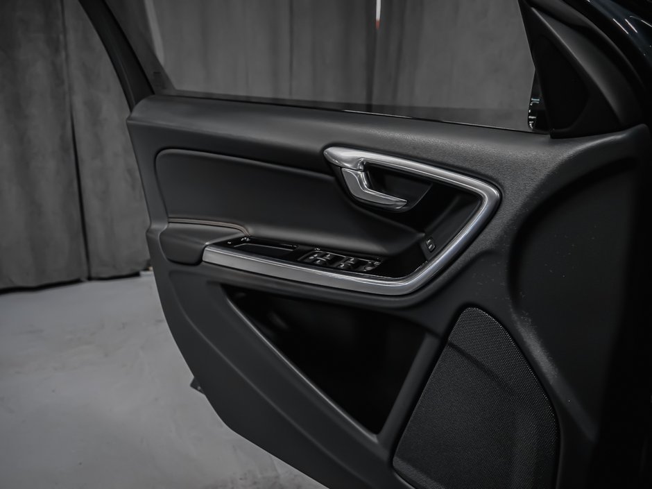 2018 Volvo V60 Cross Country PREMIER-10