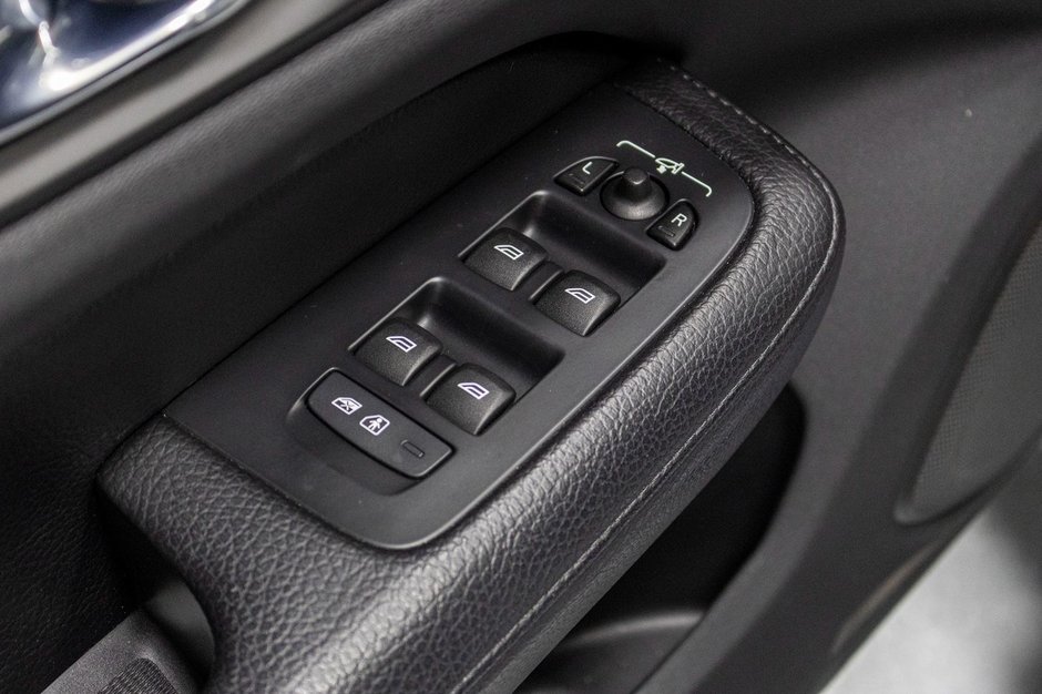 2022 Volvo V60 T6 MOMENTUM PREMIUM CLIMATE-22