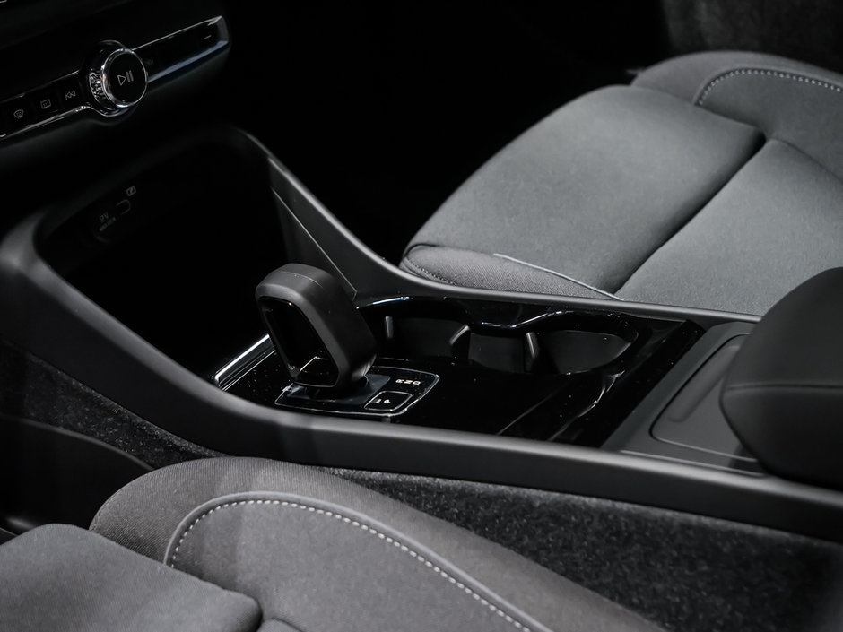 Volvo XC40 Recharge Pure Electric Core 2024-10