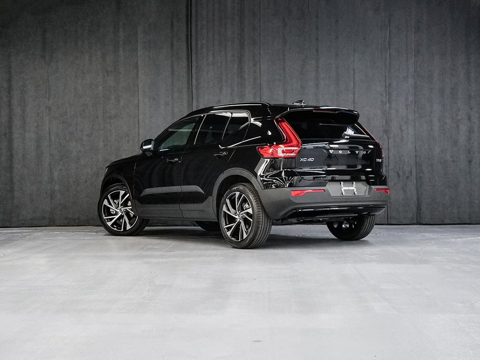 2022 Volvo XC40 R-DESIGN-2