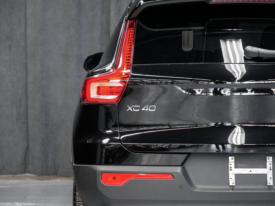 2022 Volvo XC40 R-DESIGN-24