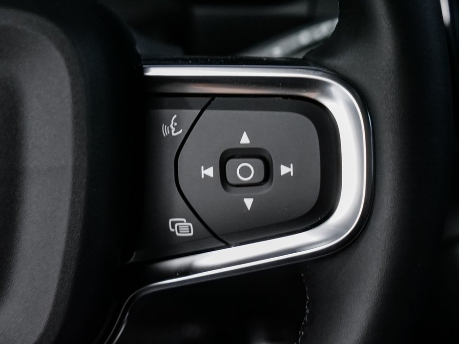 2022 Volvo XC40 R-DESIGN-11