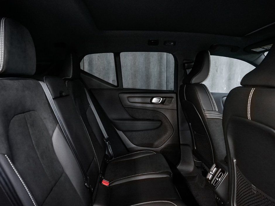 2022 Volvo XC40 R-DESIGN-22
