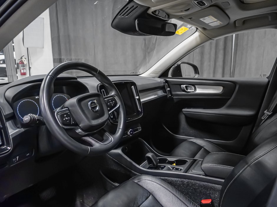 2022 Volvo XC40 MOMENTUM-1