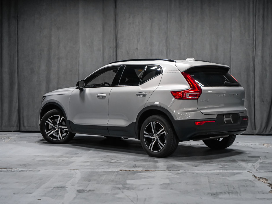 Volvo XC40 Plus Dark Theme 2023-2