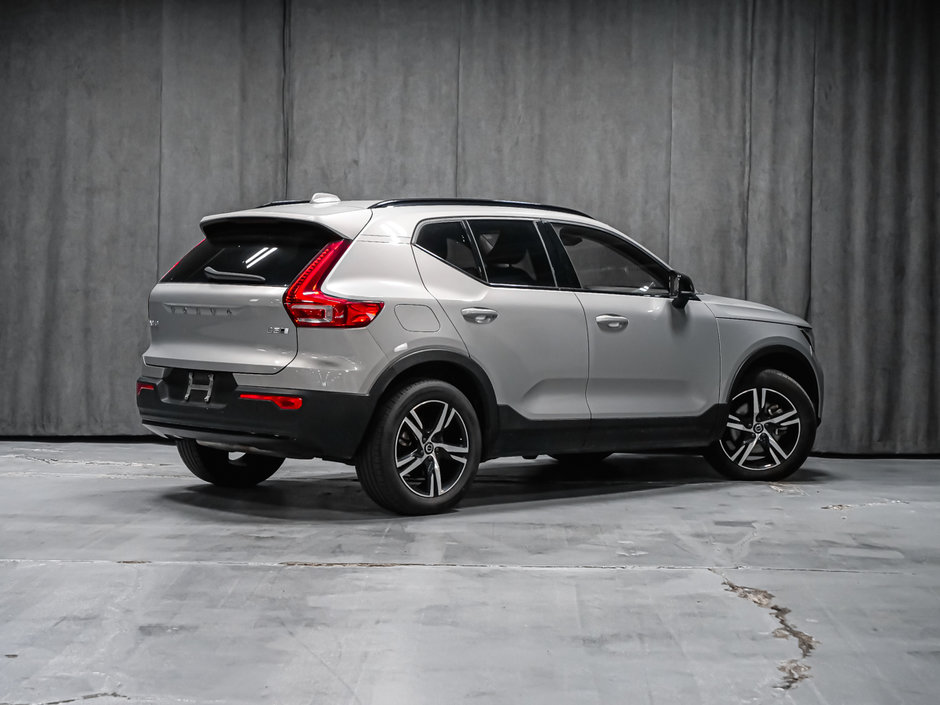 Volvo XC40 Plus Dark Theme 2023-4