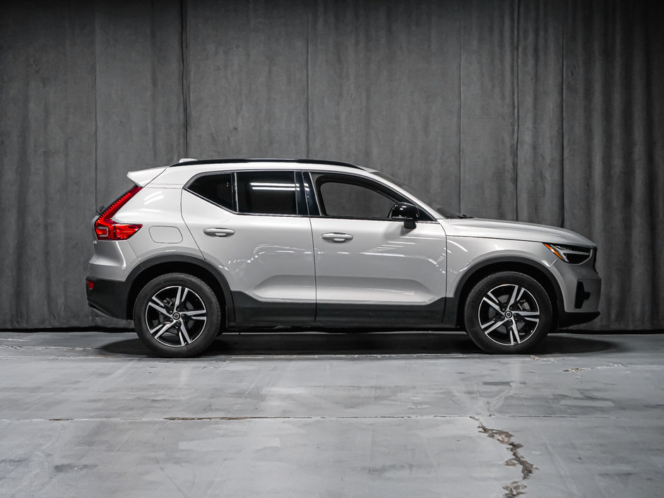 Volvo XC40 Plus Dark Theme 2023-5