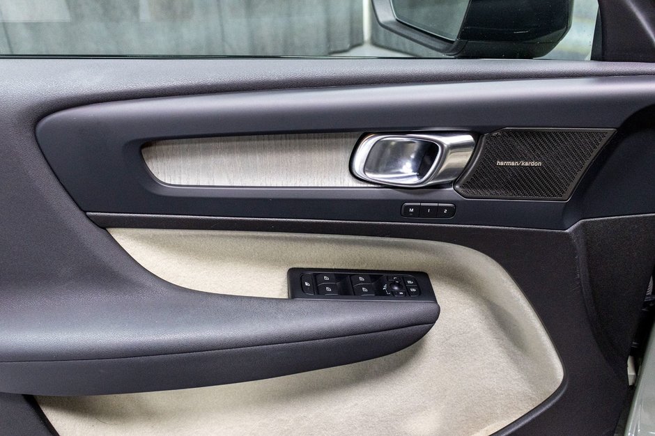 2023 Volvo XC40 B5 ULTIMATE DARK POLESTAR-17