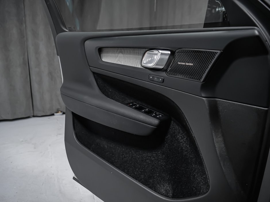 Volvo XC40 B5 ULTIMATE DARK 2023-8