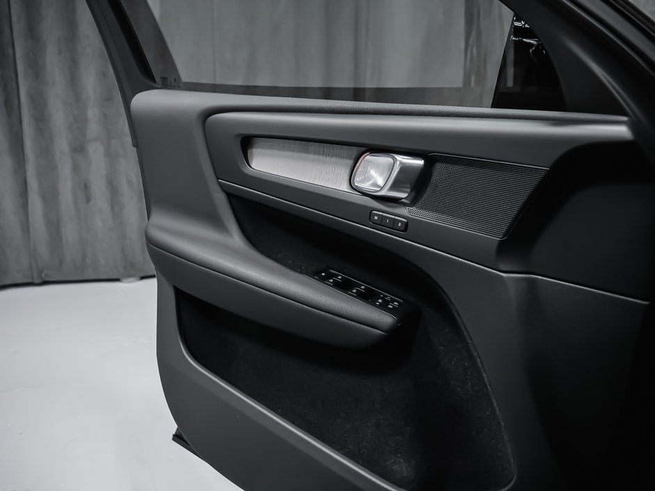 2023 Volvo XC40 B5 PLUS DARK-8