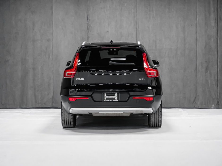 2023 Volvo XC40 B5 PLUS DARK-4