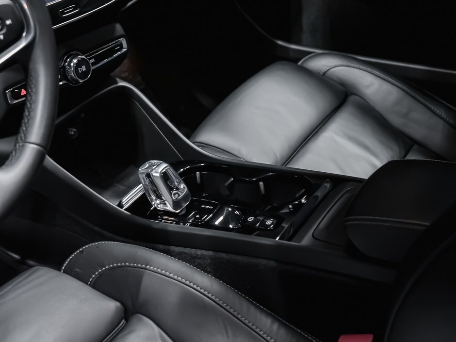 2023 Volvo XC40 B5 PLUS DARK-6