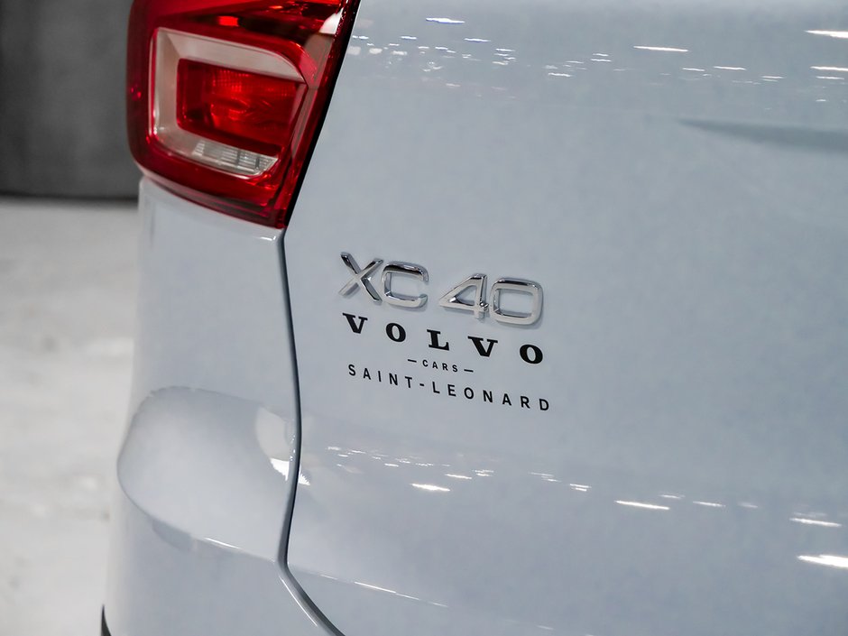  2024 Volvo XC40 PLUS DARK THEME 