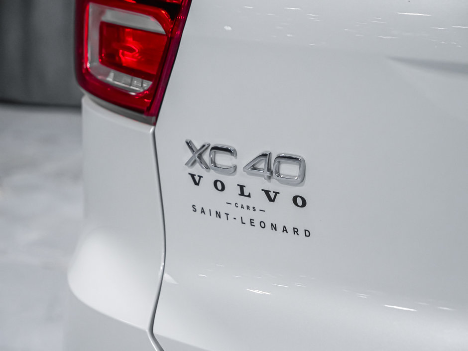 2024 Volvo XC40 PLUS DARK-9