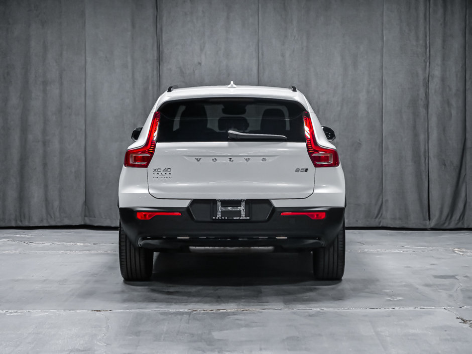 2024 Volvo XC40 PLUS DARK-3