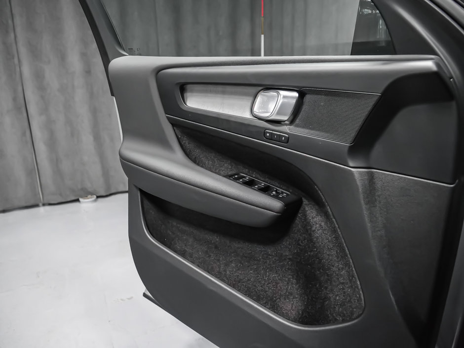 2024 Volvo XC40 B5 PLUS DARK CLIMATE-8