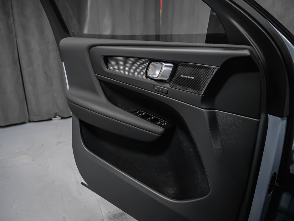 Volvo XC40 B5 ULTIMATE DARK 2024-10