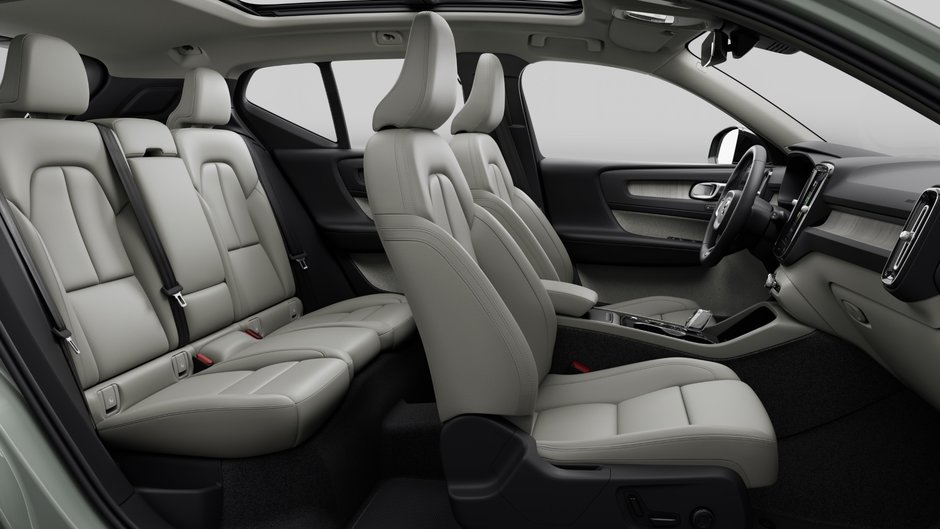 Volvo XC40 Plus Dark 2025-10