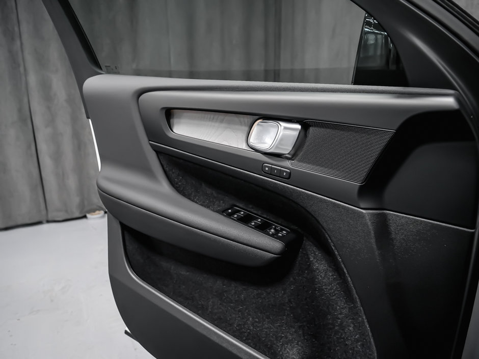 Volvo XC40 Plus Dark 2025-7
