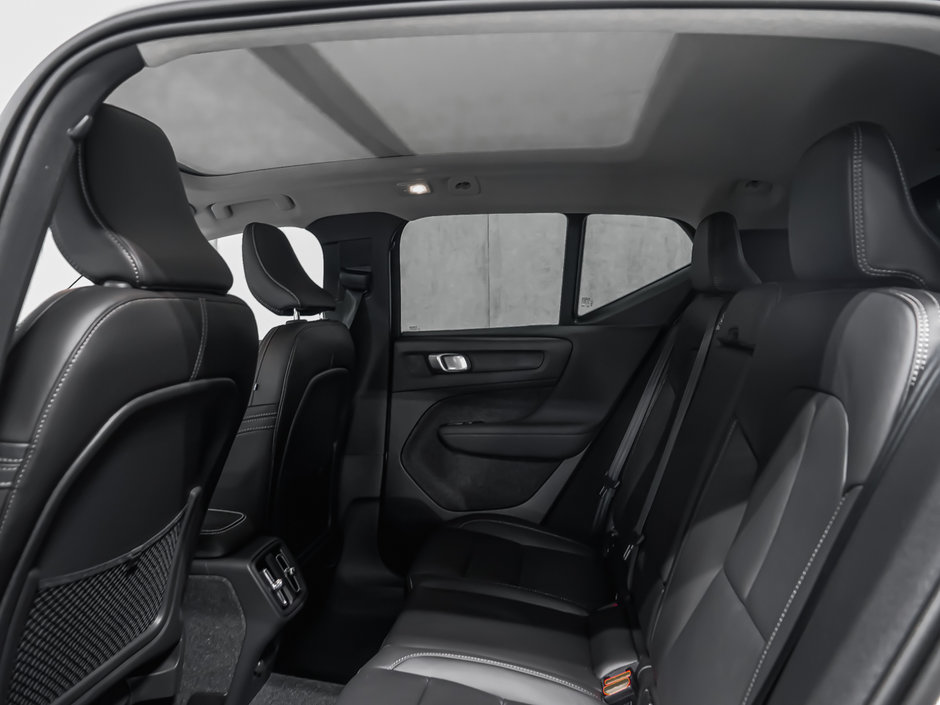 Volvo XC40 Plus Dark 2025-9