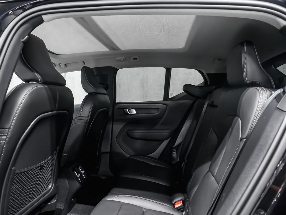 Volvo XC40 Core Bright Theme 2025-11